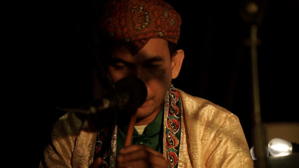 Ahmad Said, seorang pegiat budaya dan musisi lokal, beralih mengiringi syair Dendang Jawi (foto oleh Hibatul Hakim dari Laut Loud - Arka Kinari)
