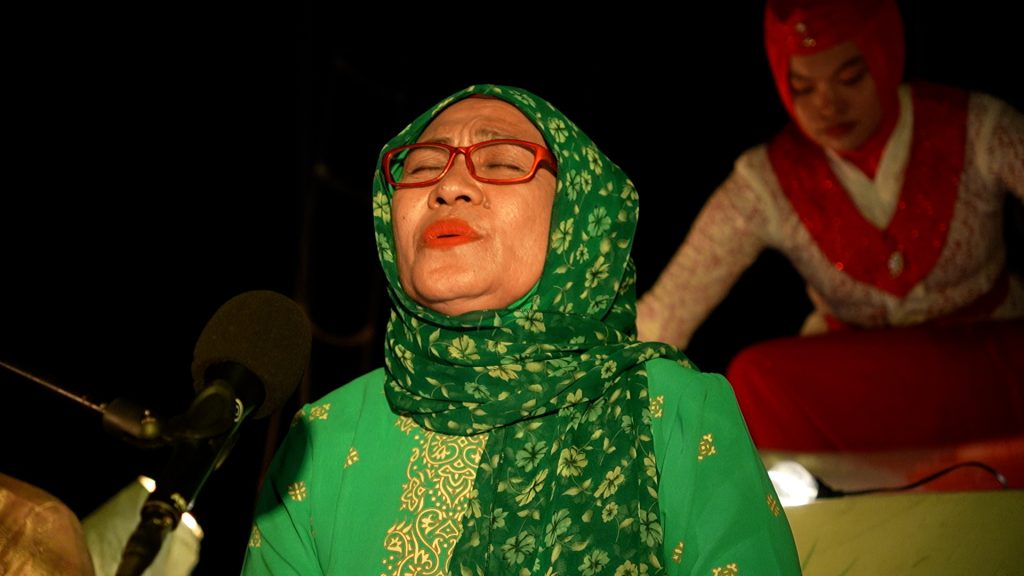 Mama Aminah Tan melantunkan syair-syair Dendang Jawi (foto oleh Hibatul Hakim dari Laut Loud - Arka Kinari)
